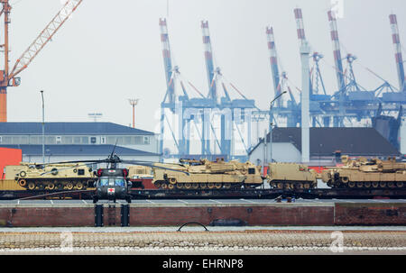 Bremerhaven, Deutschland. 16. März 2015. Kettenfahrzeuge und Hubschrauber der US-Streitkräfte im ABC-Terminal des internationalen Hafen in Bremerhaven, Deutschland, 16. März 2015 stehen. Den USA Kräfte übertragen militärischen Ausrüstung für die Übungen in Europa im Hafen von Bremerhaven. Die Bradley Kampffahrzeuge, M1 Abrams Kampfpanzer, Paladin Haubitzen, Geländewagen und LKW, die per Schiff nach Deutschland transportiert wurden, werden auf Züge für den Weitertransport unter strengen Sicherheitsvorkehrungen übertragen. Foto: FRM/Dpa/Alamy Live News Stockfoto