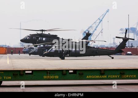 Bremerhaven, Deutschland. 16. März 2015. Hubschrauber der US Streitkräfte Start im ABC-Terminal des internationalen Hafen in Bremerhaven, Deutschland, 16. März 2015. Den USA Kräfte übertragen militärischen Ausrüstung für die Übungen in Europa im Hafen von Bremerhaven. Die Bradley Kampffahrzeuge, M1 Abrams Kampfpanzer, Paladin Haubitzen, Geländewagen und LKW, die per Schiff nach Deutschland transportiert wurden, werden auf Züge für den Weitertransport unter strengen Sicherheitsvorkehrungen übertragen. Foto: FRM/Dpa/Alamy Live News Stockfoto