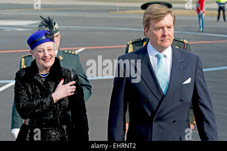 Kopenhagen, Dänemark. 17. März 2015. König Willem-Alexander der Niederlande wird durch die dänische Königin Margrethe am Flughafen Kastrup in Kopenhagen, Dänemark, 17. März 2015 begrüßt. Der niederländische König und die Königin sind in Dänemark für einen zweitägigen Staatsbesuch. Bildnachweis: Dpa picture Alliance/Alamy Live News Stockfoto