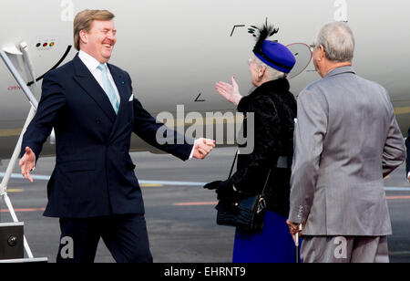 Kopenhagen, Dänemark. 17. März 2015. König Willem-Alexander der Niederlande wird durch die dänische Königin Margrethe und Prinz Henrik am Flughafen Kastrup in Kopenhagen, Dänemark, 17. März 2015 begrüßt. Der niederländische König und die Königin sind in Dänemark für einen zweitägigen Staatsbesuch. Bildnachweis: Dpa picture Alliance/Alamy Live News Stockfoto