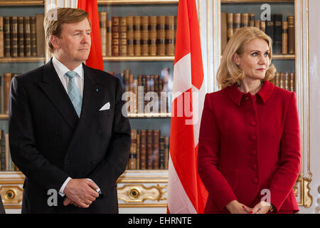 Kopenhagen, Dänemark. 17. März 2015. Niederländischer König Willem-Alexander und Dänisch PM, Helle Thorning-Schmidt, während die königlichen Paare Zustand abgebildet Besuch in Dänemark Credit: OJPHOTOS/Alamy Live News Stockfoto