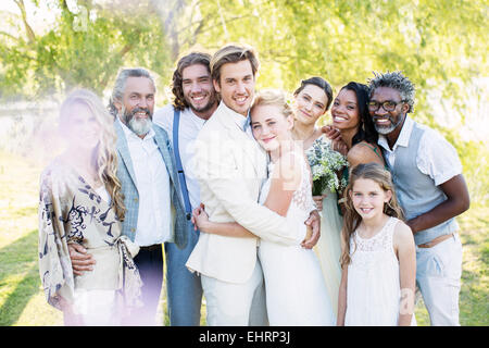 Porträt des jungen Brautpaar und Gäste während der Hochzeitsfeier Stockfoto