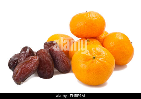 Mandarinen mit Terminen, isoliert auf weiss Stockfoto