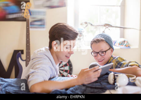 Zwei Teenager teilen digital-Tablette im Zimmer Stockfoto