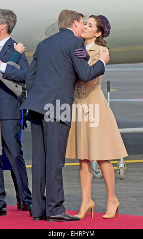 Kopenhagen, Dänemark. 17. März 2015. König Willem-Alexander der Niederlande wird von dänischen Kronprinz Mary auf dem Flughafen Kastrup in Kopenhagen, Dänemark, 17. März 2015 begrüßt. Der niederländische König und die Königin sind in Dänemark für einen zweitägigen Staatsbesuch. Bildnachweis: Dpa picture Alliance/Alamy Live News Stockfoto