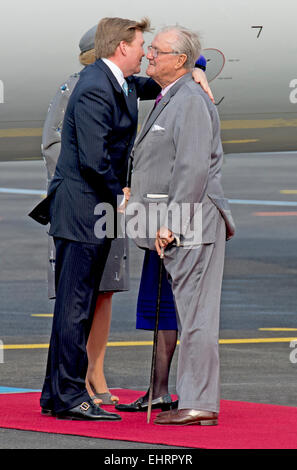 Kopenhagen, Dänemark. 17. März 2015. König Willem-Alexander der Niederlande wird durch dänische Prinz Henrik am Flughafen Kastrup in Kopenhagen, Dänemark, 17. März 2015 begrüßt. Der niederländische König und die Königin sind in Dänemark für einen zweitägigen Staatsbesuch. Bildnachweis: Dpa picture Alliance/Alamy Live News Stockfoto