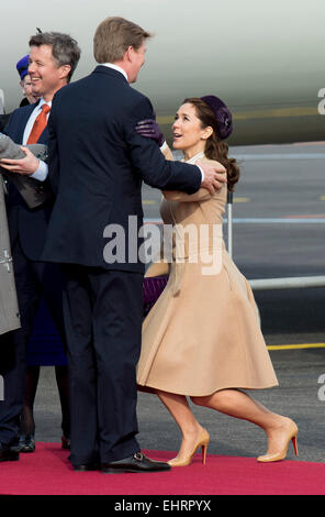 Kopenhagen, Dänemark. 17. März 2015. König Willem-Alexander der Niederlande wird von dänischen Kronprinz Mary auf dem Flughafen Kastrup in Kopenhagen, Dänemark, 17. März 2015 begrüßt. Der niederländische König und die Königin sind in Dänemark für einen zweitägigen Staatsbesuch. Bildnachweis: Dpa picture Alliance/Alamy Live News Stockfoto