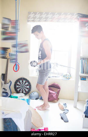 Teenager, die das Training mit stummen Glocke in seinem Zimmer Stockfoto