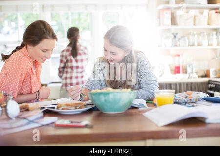 Teenager lernen am Tisch in der Küche Stockfoto