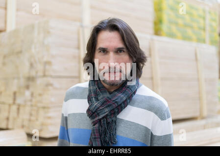 Portrait Mann mittleren Alters in einem Geschäft, Baumaterialien Stockfoto