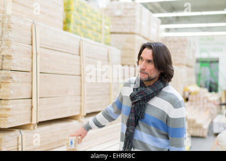 Portrait Mann mittleren Alters in einem Geschäft, Baumaterialien Stockfoto