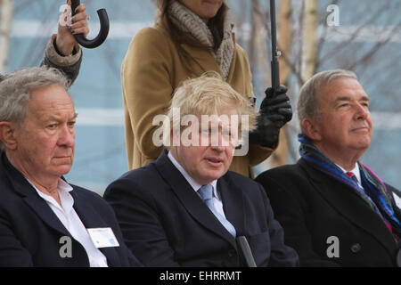 Es regnete wie bei 9/11-Stahl-Skulptur enthüllt wurde seine permanente Heimat im Queen Elizabeth Olympic Park. Stockfoto