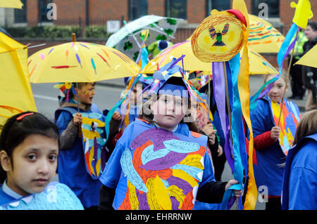 Nottingham, UK. 17. März 2015. St. Patricks Day Parade Nottingham Stadtzentrum entfernt. Hunderte von Menschen stellte sich heraus, dass es sich für die Parade, die den Wald Spielgelände um 12: 00 Uhr verlassen und machte seinen Weg zum alten Marktplatz wo Tanzgruppen und Bands die Massen unterhalten. Bildnachweis: IFIMAGE/Alamy Live-Nachrichten Stockfoto