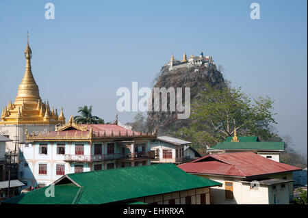 Mt Popa Ian erloschener Vulkan gekrönt mit einem glitzernden buddhistischen Tempel 777 Stufen hinauf durch das Dorf und Tempeln umgeben Stockfoto