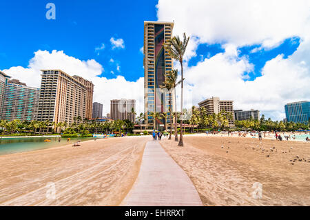 Touristen, Sonnenbaden und Schwimmen am Strand von Waikiki in Honolulu, Hawaii. Stockfoto