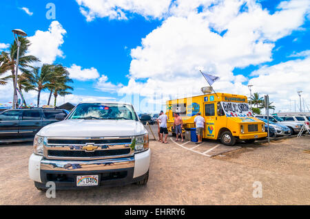 Honolulu, HI, Vereinigte Staaten - 7. September 2013: Gilligans Beach Shack Imbisswagen mit Kunden und Polizeiauto in Waikiki, Hawaii. Stockfoto