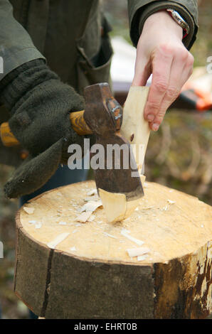 Frau mit einer Axt, ein Stück Holz zu gestalten Stockfoto