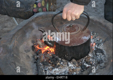 Alten Wasserkocher kochendes Wasser auf offenem Feuer Stockfoto