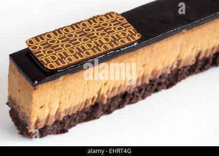 Marks & Spencer gesalzen Caramel Brownie Scheiben aus ihren Dessertkarte auf weißen Teller legen Stockfoto