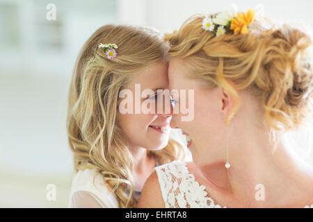 Braut und Brautjungfer Lächeln einander zugewandt Stockfoto