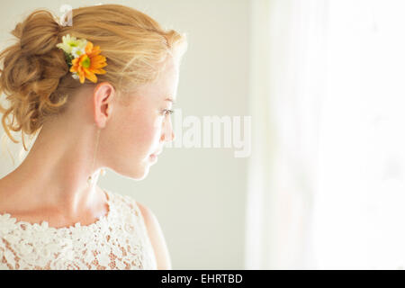 Porträt der Braut Blick aus Fenster Stockfoto