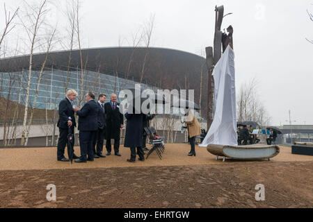 17. März 2015 - Auftragswerk für das Kunstwerk seit 9/11 pädagogische Nächstenliebe von Bürgermeister von London, Boris Johnson enthüllt wurde. Die Skulptur wurde von Amerika Künstler Miya Ando aus Stahl Wrack der Doppelturm erstellt. Die Zeremonie wurde von vielen Besuchern und Referenten aus Großbritannien und im Ausland, einschließlich der US-Botschafter Matthew Barzun, englischer Historiker Simon Schama und Vorsitzender des seit 9/11-Peter Rosengard © Velar Grant besucht/ZUMA Wire/ZUMAPRESS.com/Alamy Live-Nachrichten Stockfoto