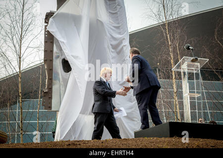 London, UK. 17. März 2015. Bürgermeister Boris Johnson stellt 9/11 Stahlskulptur Credit: Guy Corbishley/Alamy Live-Nachrichten Stockfoto