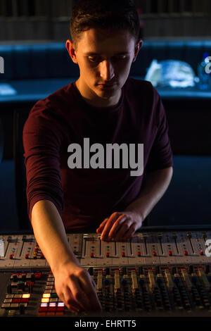 Ben auf dem nie audio Schreibtisch arbeiten. Aufzeichnung einer live-Musik. Stockfoto