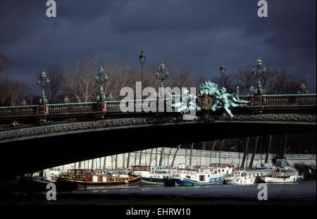 AJAXNETPHOTO. -PARIS, FRANKREICH. -ZAR ZU ÜBERBRÜCKEN - VERZIERTEN PONT ALEXANDRE TROIS BRÜCKE ÜBER DEN FLUSS SEINE, BENANNT NACH ZAR ALEXANDER III. FOTO: JONATHAN EASTLAND/AJAX REF: 906 Stockfoto