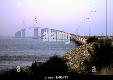 AJAXNETPHOTO. -SAINT-NAZAIRE, FRANKREICH. -PONT DE SAINT NAZAIRE D213 ÜBERQUERUNG DER LOIRE VON SAINT-BREVINS-LES-PINS.  FOTO: JONATHAN EASTLAND/AJAX REF: 920009 Stockfoto