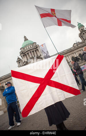 Belfast UK.  17. März 2015 halten Loyalisten Flagge Protest außerhalb der Belfast City Hall am St. Patricks Day Stockfoto