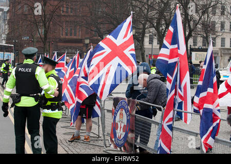 Belfast UK.  17. März 2015 binden Demonstranten mehrere Union Flaggen Krone Kontrolle Hindernisse außerhalb der Belfast City Hall am St. Patricks Day Stockfoto