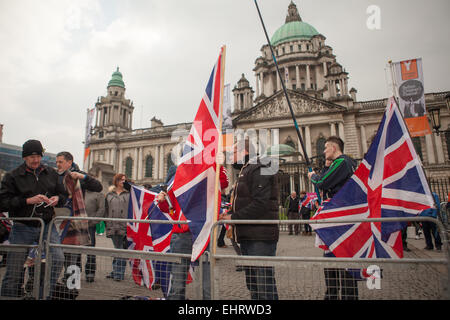 Belfast UK.  17. März 2015 binden Demonstranten mehrere Union Flaggen Krone Kontrolle Hindernisse außerhalb der Belfast City Hall am St. Patricks Day Stockfoto