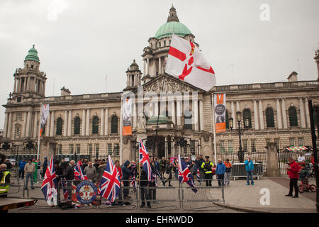 Belfast UK.  17. März 2015 halten Loyalisten Flagge Protest außerhalb der Belfast City Hall am St. Patricks Day Stockfoto