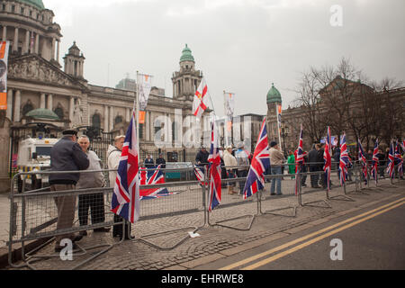 Belfast UK.  17. März 2015 halten Loyalisten Flagge Protest außerhalb der Belfast City Hall am St. Patricks Day Stockfoto