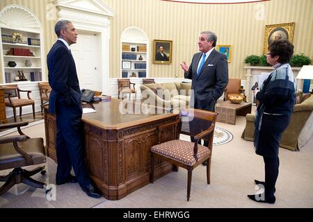 US-Präsident Barack Obama mit Jerry Abramson, Direktor des zwischenstaatlichen Angelegenheiten und Senior Advisor Valerie Jarrett im Oval Office des weißen Hauses 18. November 2014 in Washington, DC trifft. Stockfoto