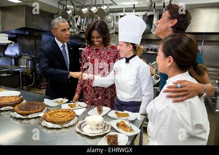 US-Präsident Barack Obama Faust Beulen Executive Pastry Chef Susie Morrison nach Probenahme Torten mit First Lady Michelle Obama, ABC Nachrichten Anker Robin Roberts und Executive Chef Cris Comerford in einem Interview über Thanksgiving in der Küche des weißen Hauses 19. November 2014 in Washington, DC. Stockfoto