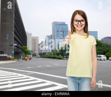 niedliche kleine Mädchen in schwarzen Brillen Lächeln Stockfoto