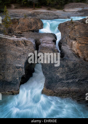 Kicking Horse River und natürlichen Brücke fällt in British Columbia kanadischen Rockies und Yoho-Nationalpark. Stockfoto