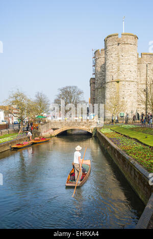 Canterbury, UK, 17. März 2015. Touristen genießen einen Punt entlang des River Stour und Ansichten von Canterbury entlang der Westgate Gärten Riverwalk. Bildnachweis: CBCK-Christine/Alamy Live-Nachrichten Stockfoto