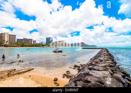 Honolulu, HI, Vereinigte Staaten - 7. September 2013: Touristen, Sonnenbaden und Schwimmen am Strand von Waikiki in Honolulu, Hawaii. Waikiki weißen sand Stockfoto