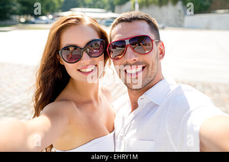 lächelnde paar Sonnenbrille Selfie machen Stockfoto