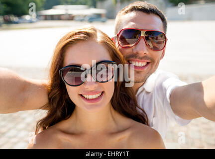 lächelnde paar Sonnenbrille Selfie machen Stockfoto