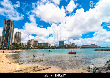 Honolulu, HI, Vereinigte Staaten - 7. September 2013: Touristen, Sonnenbaden und Schwimmen am Strand von Waikiki in Honolulu, Hawaii. Waikiki weißen sand Stockfoto