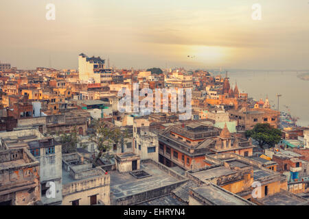 Blick auf den Sonnenuntergang über Varanasi während Drachenfest Stockfoto