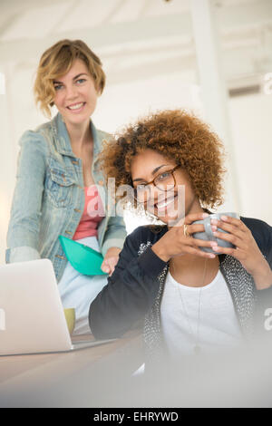 Porträt von zwei Büroangestellte lächelt Stockfoto