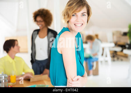 Porträt der jungen Frau lächelnd im Büro Stockfoto