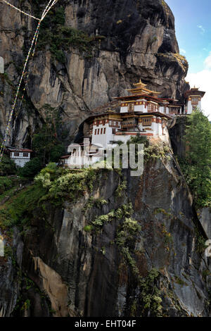 BHUTAN - Taktshang Goemba, (der Tiger Nest Kloster), thront auf der Seite einer Klippe hoch über dem Paro Tal. Stockfoto