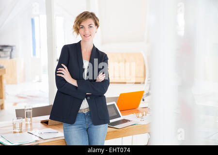 Porträt der jungen Frau im Büro Stockfoto