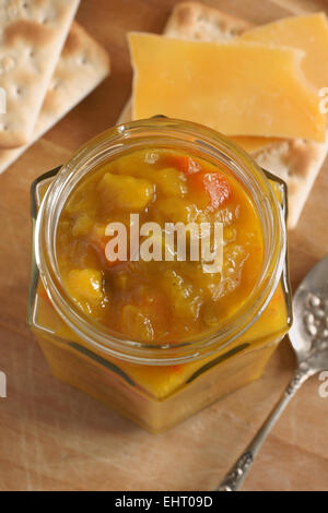 Piccalilli Relish gehackte eingelegte Gemüse mit Senf und Kurkuma gewürzt Stockfoto